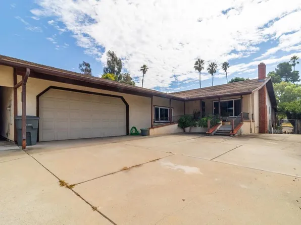 935 Crescent Dr, Vista, CA 92084