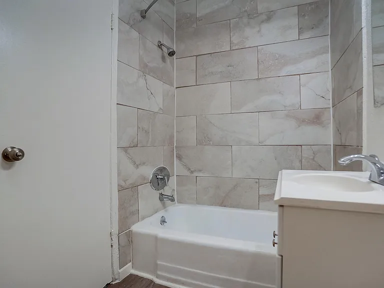537 W Hyde Park Blvd — Photo 19