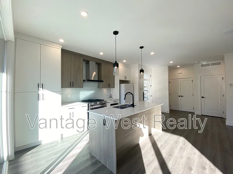 3 bed, 2.5 bath, 1650 sqft, $3,400 — Photo 4
