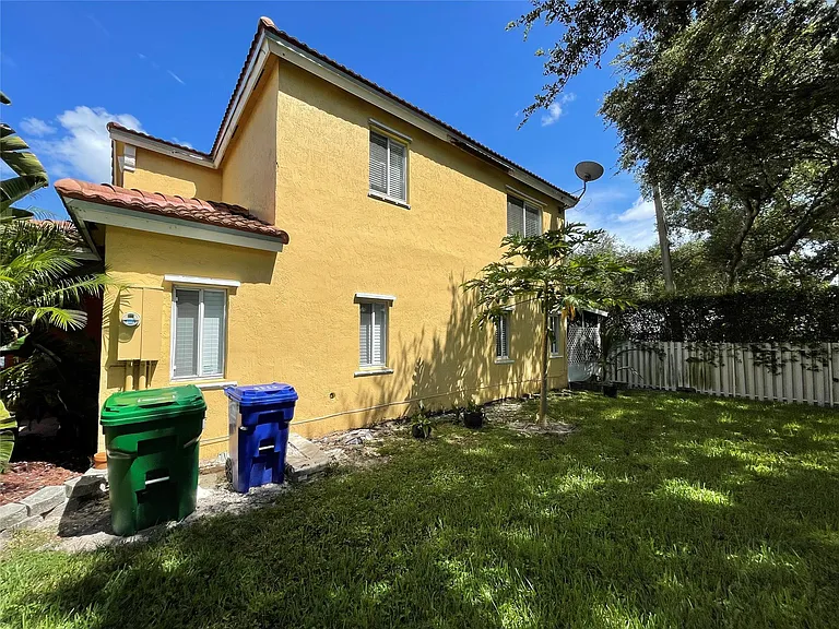 10348 SW 20th St — Photo 16