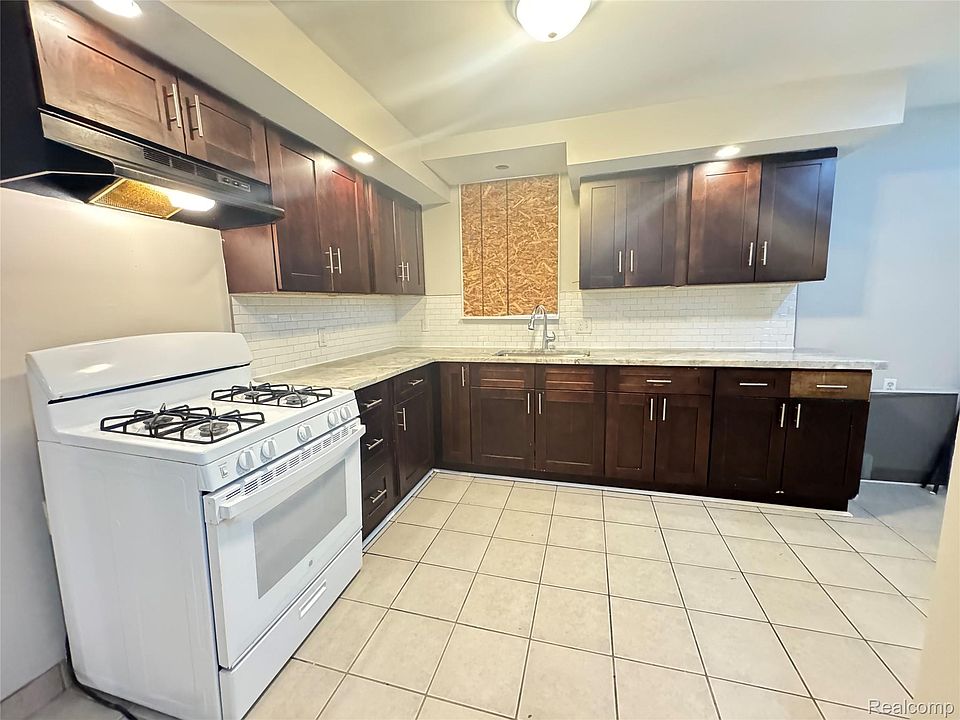 19742 Whitcomb St, photo 3