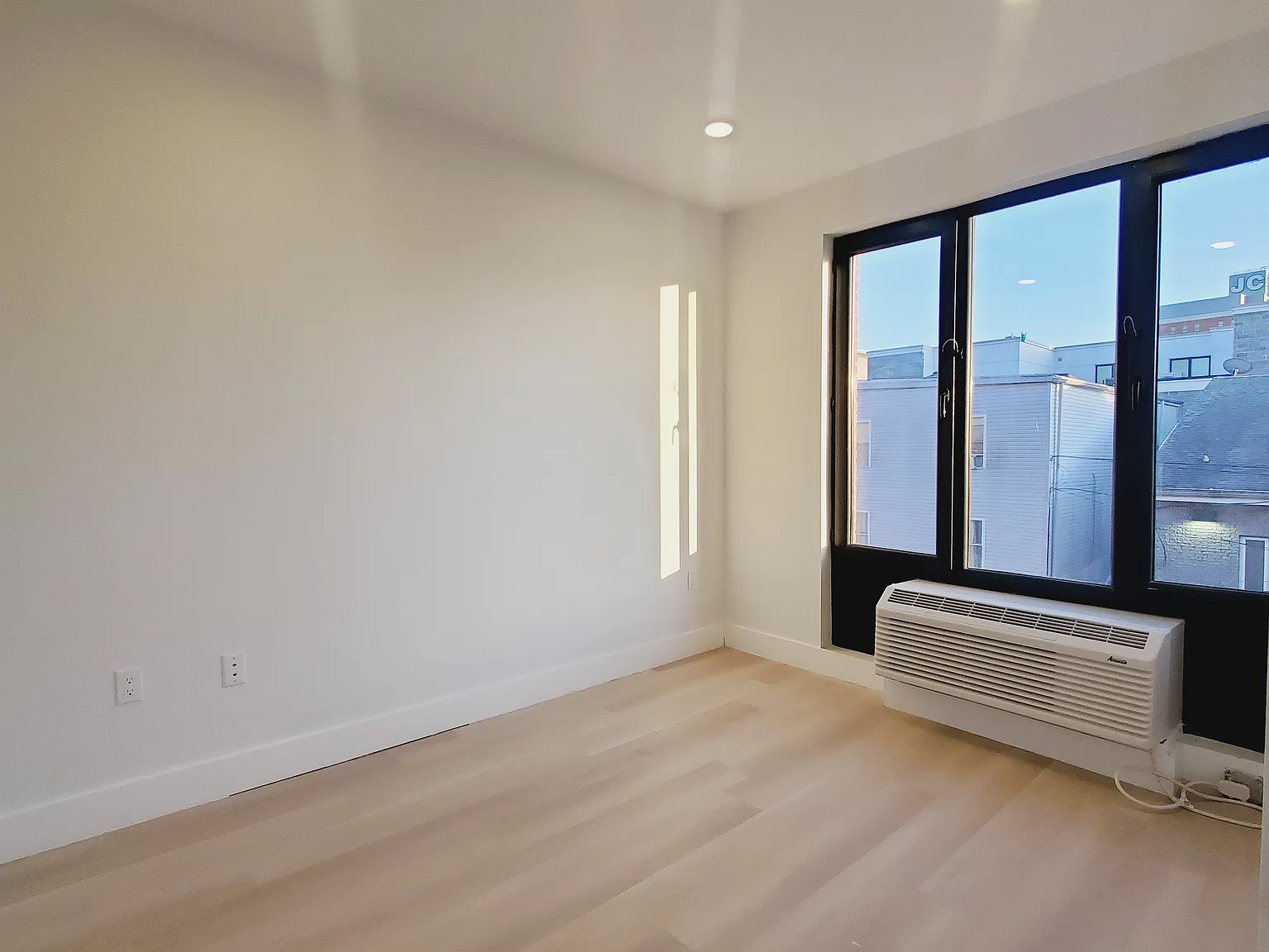 2 bed, 800 sqft, $2,300 — Photo 4