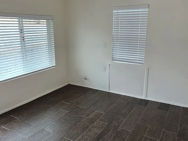 940 S Stone Ave — Photo 5