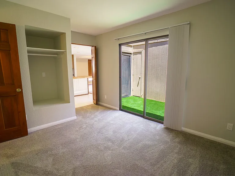 2301 S Grandview Ave — Photo 17