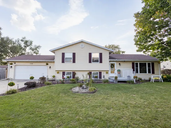 108 S Elm Ave, Saint Anne, IL 60964