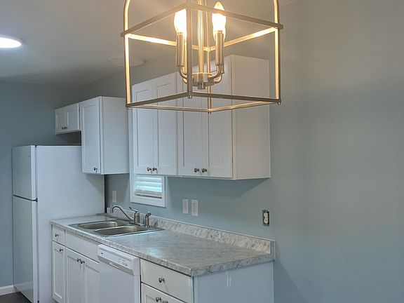 5th image of 832 Hubert Dr