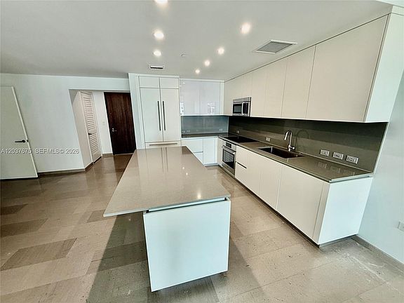 4th image of 68 SE 6th St #2707