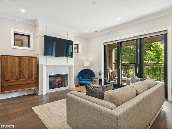 3rd image of 3946 N Hoyne Ave APT 2N