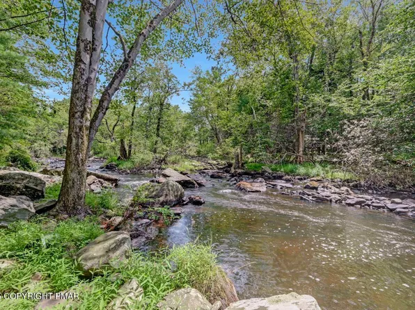 2314 Hillcrest Dr, Pocono Pines, PA 18350