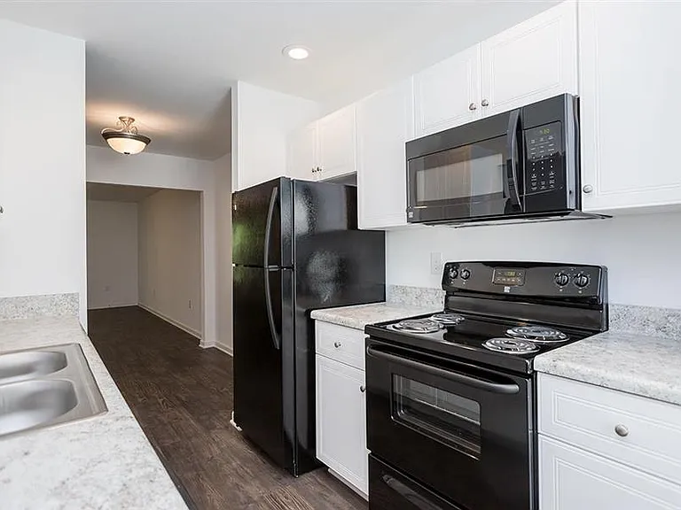 Barrington Apartments — Photo 13