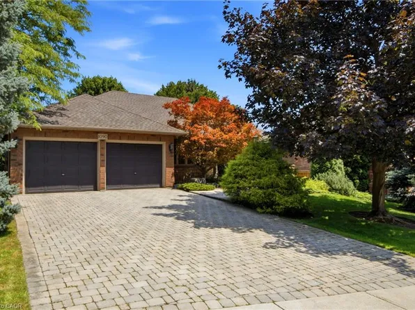 1090 Crofton Way, Burlington, ON L7P 4W8