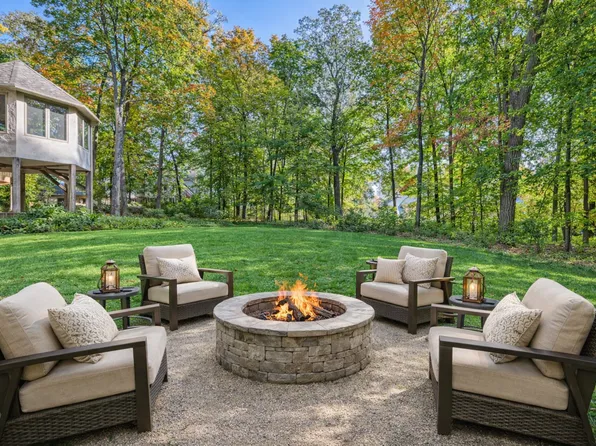 4 W Bay Ln, North Oaks, MN 55127