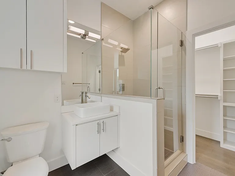 6420 Kenwood Ave — Photo 2