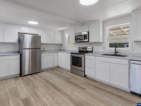 4th image of 973 23rd Ave