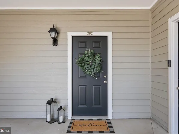 13058 Autumn Woods Way APT 302, Fairfax, VA 22033
