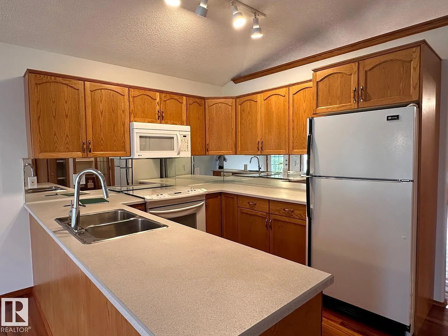 4 bed, 3.0 bath, 1367 sqft, $2,600 — Photo 4