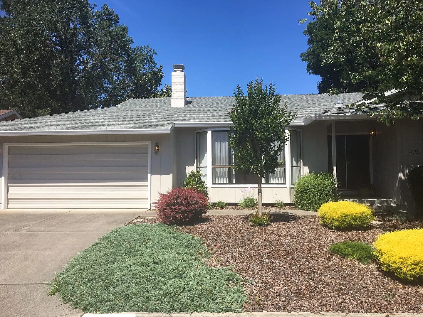 Beautiful Golf Course Views -- Spacious 2 Bedroom Home! — Photo 1