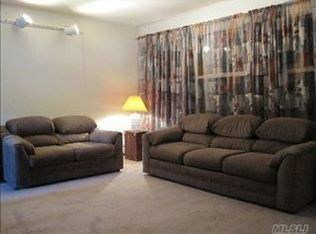 6 Blueberry Ln, Hicksville, NY 11801