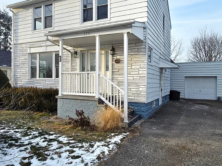 725 Dickson St — Photo 1