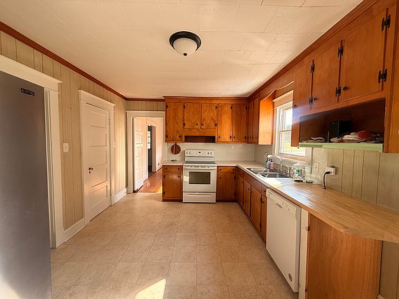 4th image of 135 Hampton Hall Rd
