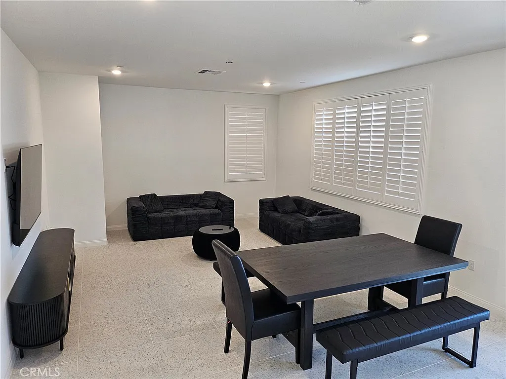 4 bed, 2594 sqft, $4,000 — Photo 3