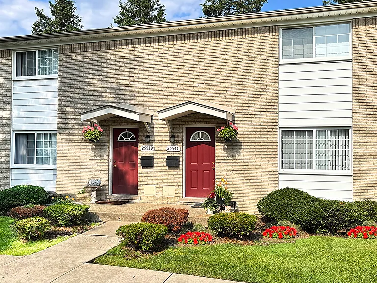 Live in the heart of Oak Park near shopping, entertainment, restaurants, major freeways.