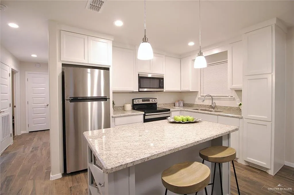 3 bed, 2.0 bath, 1050 sqft, $1,100 — Photo 4