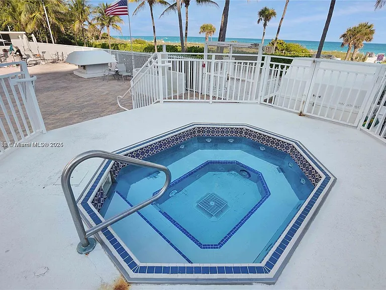 5005 Collins Ave #1523 — Photo 35