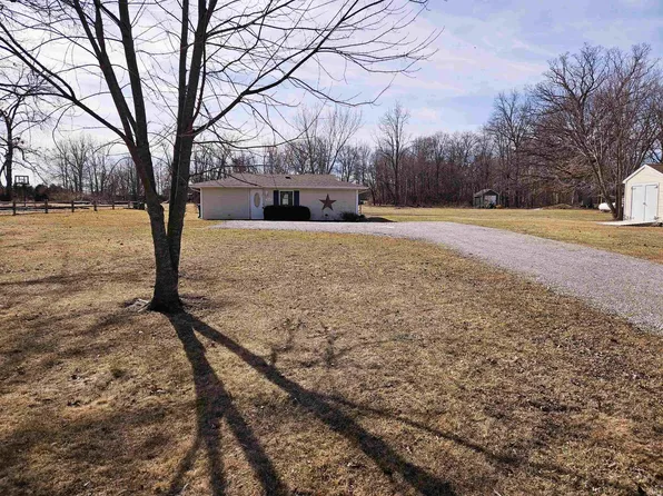 8229 Carroll Rd, Churubusco, IN 46723