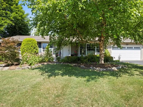 15 Tall Acres Dr, Pittsford, NY 14534