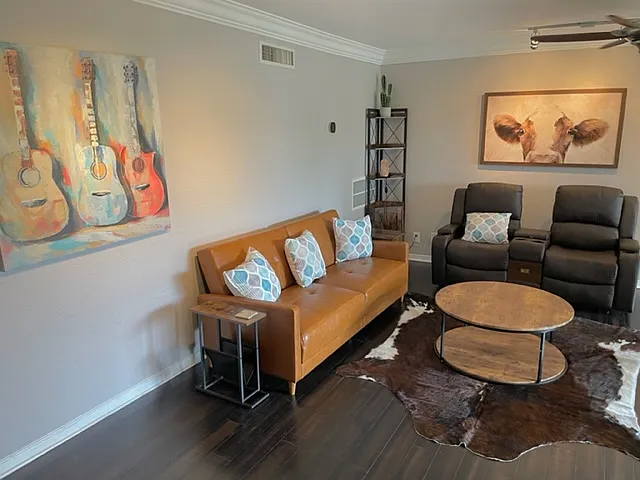 502 E Avenue J — Photo 17