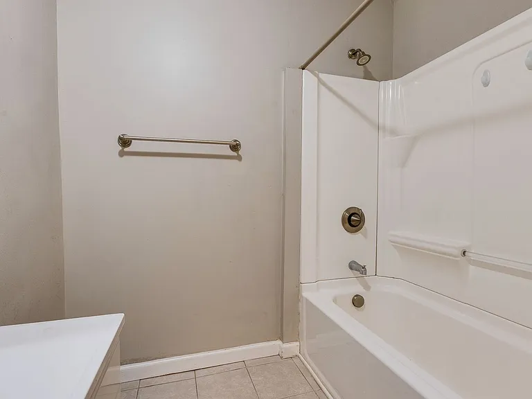 Great building with off street parking, views of the city, laundry on site! — Photo 17