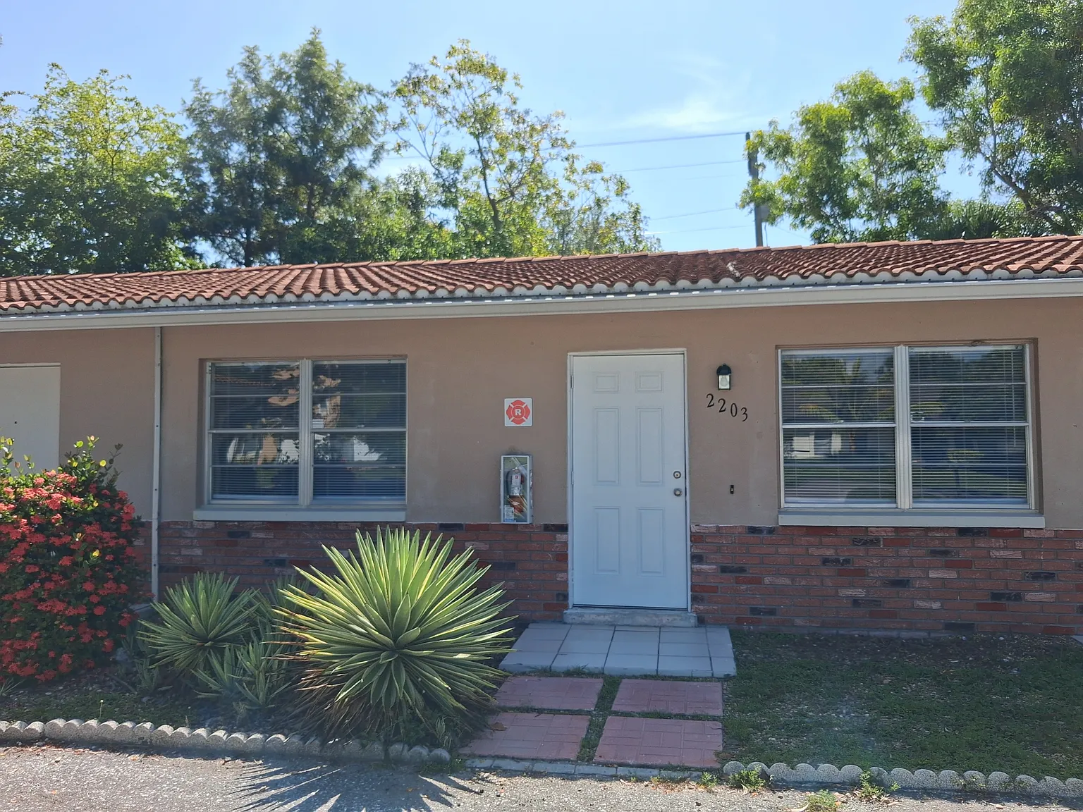 2203/2205 SE 15th Pl - 2203 — Photo 1