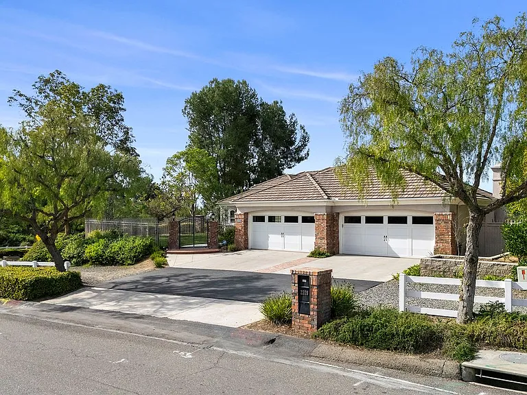 2309 Skyline Dr — Photo 17