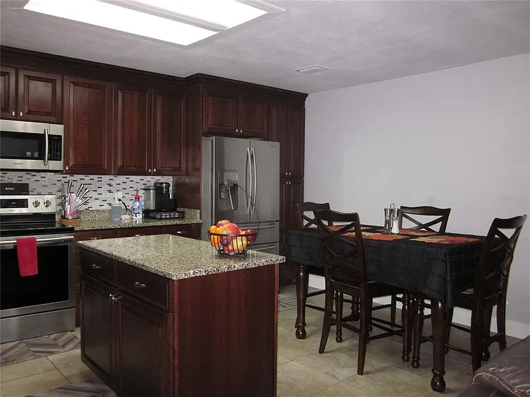 4902 Country Aire Ln — Photo 6