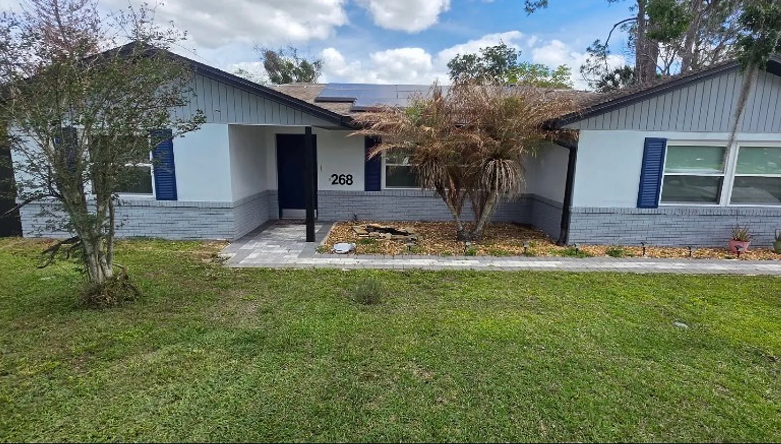 Beautifully Remodeled Lake Front Solar home. — Photo 3