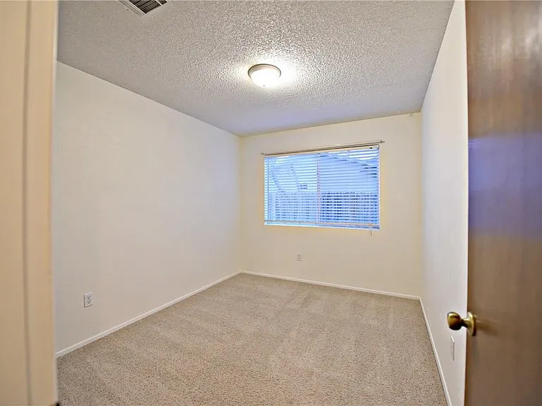 805 Lone Tree Ct — Photo 12