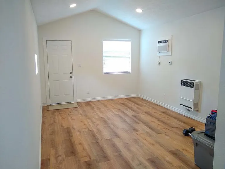 322 1/2 E Wilshire Ave #322-1/2 — Photo 4