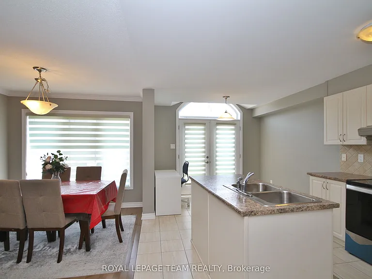 302 Tourmaline Cres — Photo 10