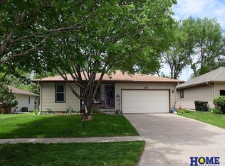 921 Daybreak Dr, Lincoln, NE 68505