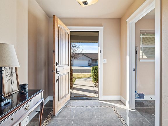 3rd image of 330 Arrowhead Path