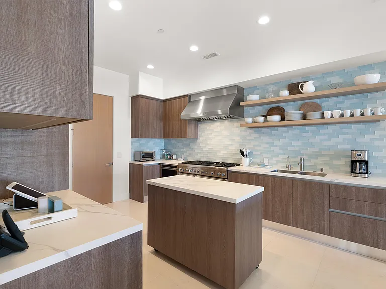 3306 Marcus Ave — Photo 11