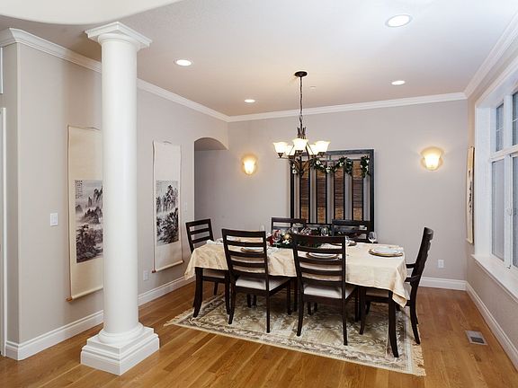 dining room to the right of entry