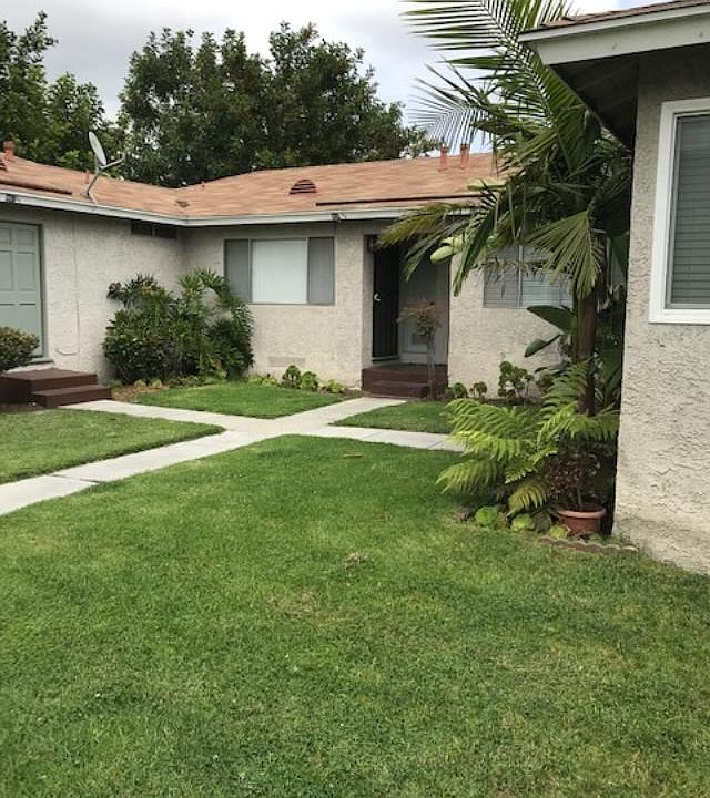Front courtyard for condo