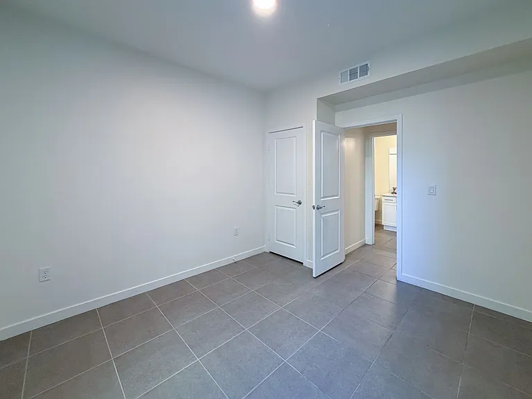 1568 E Thompson Blvd — Photo 18