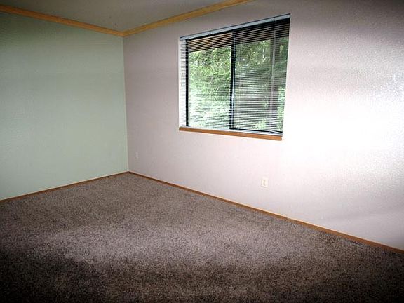5th image of 8426 Kittiwake Ct SE