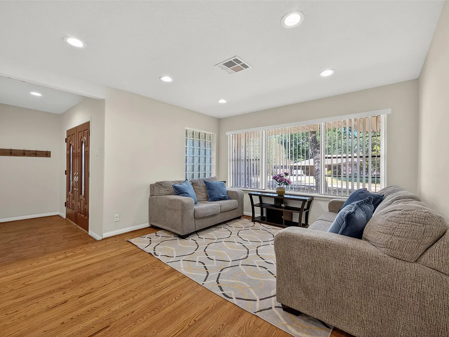 3 bed, 2.0 bath, 1360 sqft, $2,300 — Photo 3