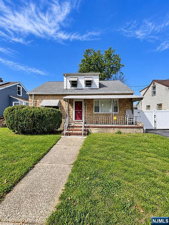 4 bed, 1.0 bath, $2,800 — Photo 1
