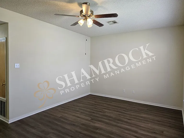1713 Breezy Dr — Photo 4