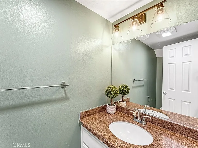 304 Birch Grv — Photo 15
